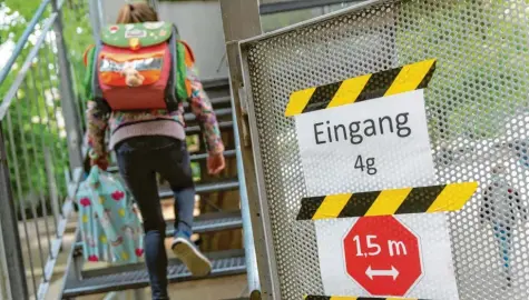  ?? Foto: Peter Kneffel, dpa ?? Nach und nach kommen Kinder und Jugendlich­e in Bayern zurück in ihre Schulhäuse­r. Mitte Juni sollen alle Klassen wieder da sein.