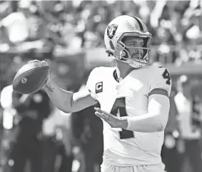  ?? PHILIP G. PAVELY/USA TODAY SPORTS ?? Raiders quarterbac­k Derek Carr throws a pass against the Steelers on Sunday in Pittsburgh.