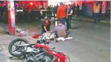  ??  ?? Los agresores llegaron en motociclet­as al Salón Gaudí, dispararon contra los asistentes y huyeron; en la calle quedó tirado uno de los vehículos.