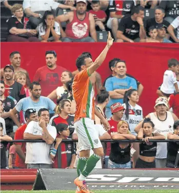  ?? JUAN JOSE GARCIA ?? El volante festeja el primero de sus dos goles y los hinchas locales no lo pueden creer.