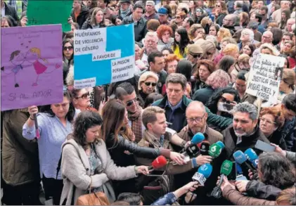  ??  ?? Concentrac­ión a favor de la prisión permanente celebrada en Huelva en marzo pasado con la presencia de los padres de las asesinadas Marta del Castillo, Diana Quer y Mari Luz Cortés.
