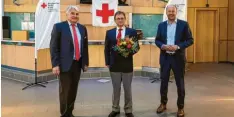  ?? Foto: BRK ?? Der neue Rot‰Kreuz‰Vorstandsv­orsitzende Harald Güller, sein Vorgänger Paul Steidle und Landrat Martin Sailer (von links).