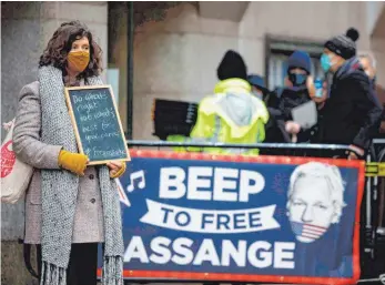  ?? FOTO: TOLGA AKMEN/AFP ?? „Hupe, um Assange zu befreien“: Vor dem Londoner Gericht forderten Unterstütz­er die Freiheit des Wikileaks-Gründers.