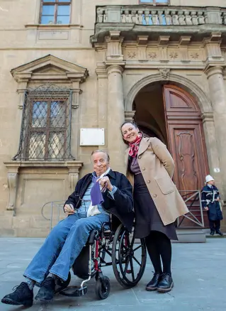  ??  ?? Franco Zeffirelli e Cristina Giachi a San Firenze nei mesi scorsi, a sinistra il disegno di Emanuele Lamedica