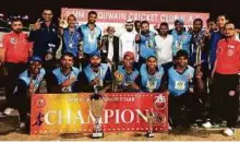  ?? Courtesy: Organisers ?? Red Flowers –Chargers , the winners of Umm Al Quwain Summer Super League.