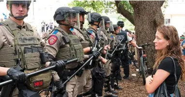  ?? ?? Cordon: State troopers face off against another demonstrat­or at the University of Texas