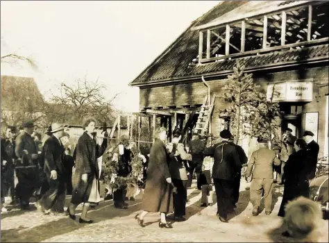  ?? BILD: FERDINAND LEVERMANN ?? Rückblick: 1955 wurde das Haus zwar nur saniert, die Nachbarn feierten trotzdem Richtfest.