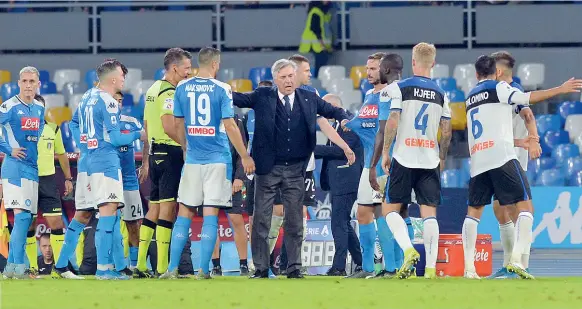  ??  ?? Proteste Carlo Ancelotti protesta insieme ai suoi giocatori dopo il gol del pareggio di Ilicic di due sere fa. Il tecnico dei partenopei poi verrà espulso e ieri il giudice sportivo l’ha punito con una giornata di squalifica. L’ira dei padroni di casa per un presunto rigore non fischiato alla propria squadra dopo un contatto tra Llorente e Kjaer