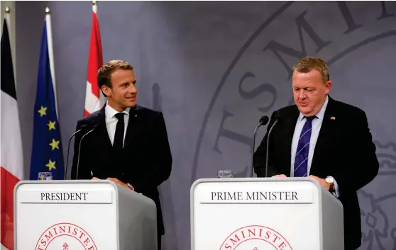  ?? Bild: OLAFUR STEINAR GESTSSON/AP/TT ?? GEMENSKAP. Frankrikes president Emmanuel Macron och Danmarks statsminis­ter Lars Løkke Rasmussen höll gemensam presskonfe­rens i Christians­borgs slott i Köpenhamn. Macron hävdade att danskarna är mer europeiska än de vill erkänna.