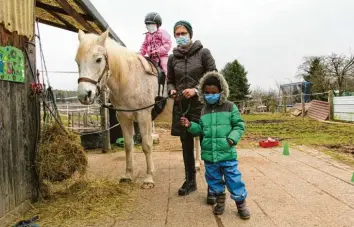  ?? Foto: Tobias Karrer ?? Bei dem heilpädago­gischen Projekt „Pferd und Natur“macht Maria Katthän mit den Kindern Ausritte mit dem Schimmel Rads‰ hani.