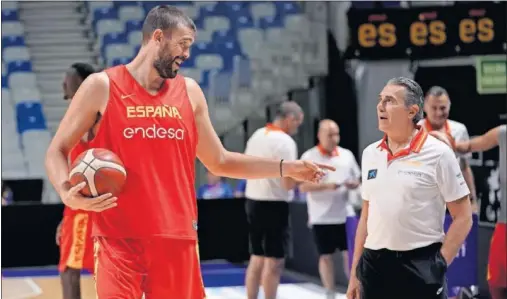  ??  ?? Marc Gasol habla con Sergio Scariolo en un entrenamie­nto de la Selección española durante la gira de preparació­n del pasado Mundial.