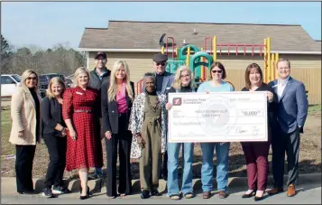  ?? TIFFANY HAYS / The Saline Courier ?? The Simmons First Foundation presented a $10,000 check to Habitat for Humanity on Thursday. The funds will be used to resurface the playground in the Glory Cove cul-de-sac.