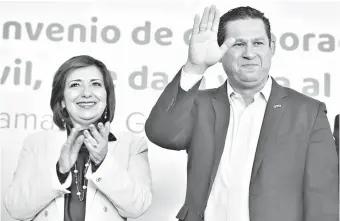  ??  ?? La alcaldesa de Salamanca, Beatriz Hernández Cruz, y el gobernador de Guanajuato, Diego Sinhue Rodríguez, tienen dos años intercambi­ando reclamos por la situación de seguridad del municipio mientras los ciudadanos les exigen resultados.