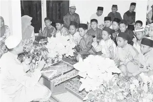  ??  ?? USTAZ Shahrom mengetuai lafaz dua kalimah syahadah yang diikuti kanak-kanak.