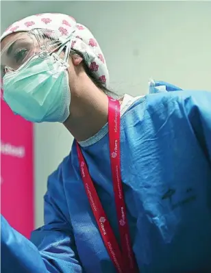  ?? EFE ?? Una sanitaria realiza un test de antígenos a una trabajador­a de la estación de Atocha