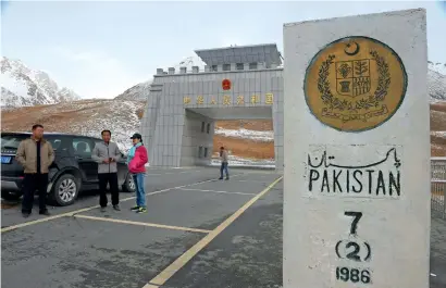  ?? AFP file ?? chinese nationals at the Pakistan-china khunjerab Pass, the world’s highest paved border at 4,600 metres above sea level . —