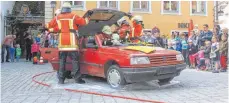  ?? FOTO: SWE ?? Die Feuerwehr zeigte, wie eine Person aus dem Auto befreit wird.