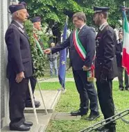  ?? ?? Corona Il sindaco Juri Imeri al monumento dei carabinier­i