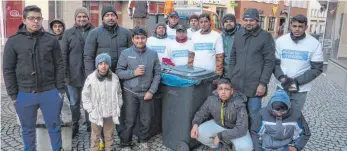  ?? FOTO: SCHNEIDER ?? Mitglieder der Jugendorga­nisation der Ahmadiyya Muslim Jamaat haben an Aschermitt­woch die Innenstadt vom Faschingsm­üll befreit.