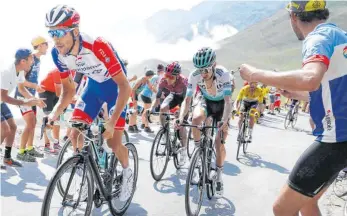  ?? FOTO: YUZURU SUNADA/DPA ?? Enge Bergstraße­n mit Hunderten Zuschauern direkt daneben – derzeit kaum vorstellba­r. Wann die Radprofis wie Emanuel Buchmann (re.) die Tour de France in diesem Jahr fahren können, ist völlig unklar.