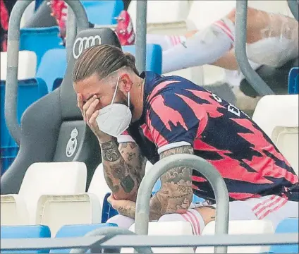  ?? FOTO: EFE ?? Sergio Ramos se lamenta en la grada del Di Stéfano durante un partido del Madrid esta temporada