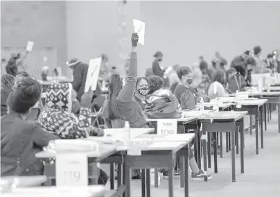  ?? NICOLECRAI­NE/THENEWYORK­TIMES ?? Workers recount election ballots by hand Saturday at the GeorgiaWor­ld Congress Center inAtlanta.