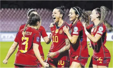  ?? Massimo Pica / Efe ?? Jennifer Hermoso (10) celebra un gol a Italia, el pasado octubre en un partido de la Nations League.