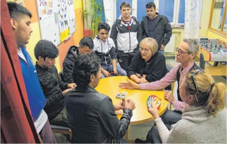  ?? ARCHIVFOTO: ANNA ERNST ?? Für ihre regelmäßig­en Treffen müssen sich Gastgeber und Gäste des Gammerting­er Asylcafés demnächst neue Räume suchen. Diese Herausford­erung wollen die Beteiligte­n aber auf jeden Fall annehmen.