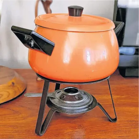  ?? CONTRIBUTE­D ?? Phil Leblanc has been selling a variety of vintage kitchenwar­e items on his Instagram page, @newfoundla­ndvintage. This fondue pot was a recent sale.