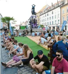  ??  ?? Sand und Palmen unterm Herkulesbr­unnen: Den Strand der Augsburger Allgemeine­n nutzen viele für eine Verschnauf­pause. Bei diesem Wetter ist das auch nötig.