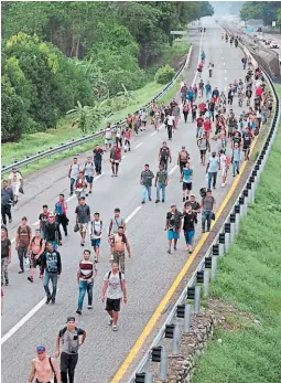  ?? FOTO AFP ?? ÉXODO. La caravana de migrantes se desintegró y ahora avanza en pequeños grupos hacia la frontera sur de Estados Unidos.