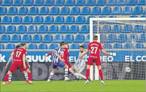  ??  ?? Barja marcó de esta manera el único tanto del partido, tras un fallo defensivo de Manu García y Ximo Navarro.