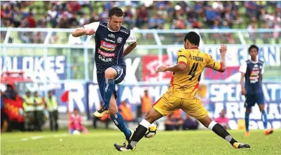  ?? DARMONO/JAWA POS RADAR MALANG ?? SAMA KUAT: Gelandang Arema FC Balsa Bozovic (kiri) menghindar­i tekling pemain Mitra Kukar Rendy Siregar di Stadion Kanjuruhan, Malang, kemarin.