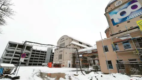  ?? Fotos: Silvio Wyszengrad ?? Ein Blick ins Gaswerk-Areal: Der Betonbau im Hintergrun­d ist das neue Parkhaus mit 350 Plätzen. Das Gebäude mit dem runden Dach davor ist das ehemalige Ofenhaus, in dem nun das Staatsthea­ter, ein Restaurant und Künstler des Kulturpark­s West residieren.