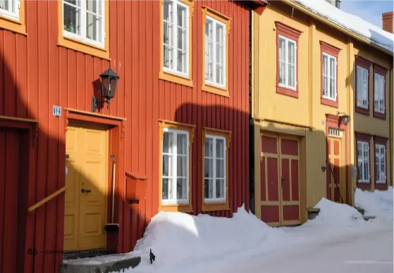  ??  ?? patrimoine mondial Ces alignement­s parfaits de maisons de bois historique­s aux coloris éclatants ont valu à Røros d’être classée au patrimoine mondial de l’UNESCO en 1980.