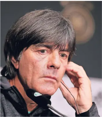  ??  ?? Es wird eine besinnlich­e Adventszei­t: Bundestrai­ner Joachim Löw mit nachdenkli­cher Miene auf dem Podium der Pressekonf­erenz.