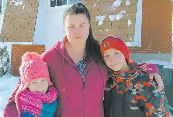  ?? PHOTO FRANCIS HALIN ?? « C’est pire cette année », a constaté la résidente de Saint-Basile Laura-Ann Godin, mère de deux enfants. Mme Godin et sa famille multiplien­t les petits gestes dans le seul but d’économiser de l’énergie. « On ferme les lumières. On baisse le chauffage...