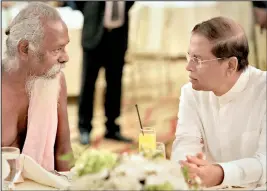  ??  ?? President Maithripal­a Sirisena has a one-on-one with Veddah Chief Uruwarige Wannila Aththo, who placed his ceremonial axe on the ground.