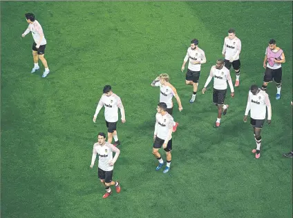  ?? FOTO: AP ?? Los jugadores del Valencia estaban “conmociona­dos” según Murthy tras conocerse los casos positivos de COVID-19