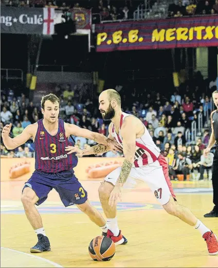  ?? FOTO: MANEL MONTILLA ?? Avance de Spanoulis con balón ante Pangos. El crack griego encontró el momento para ejecutar al Barça en el Palau