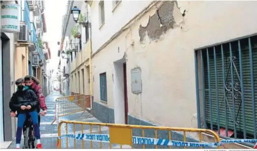  ?? ALEJANDRO ROMERA / PHOTOGRAPH­ERSSPORTS ?? Desperfect­os en la fachada de una vivienda a consecuenc­ia de los terremotos.