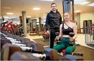  ?? Foto: Matthias Schumann ?? Trainer Tristan Kirsten unterstütz­t Janine Milke, die seit der Eröffnung des neuen Fitnessstu­dios in Königsbrüc­k regelmäßig dort Sport treibt.