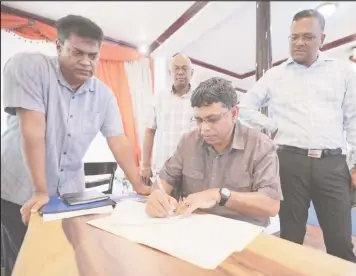  ?? ?? One of the rice millers signing the agreement on Saturday last subsequent to the meeting with President Irfaan Ali, Vice President Bharrat Jagdeo and Agricultur­e Minister, Zulfikar Mustapha on payment for paddy (Office of the President Photo)