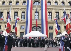  ??  ?? En présence des autorités, les porte-drapeaux associatif­s et la fanfare de l’Espérance cannoise ont participé à l’hommage aux déportés. (Photo Gilles Traverso)