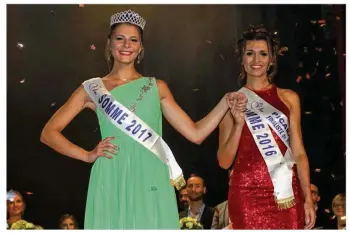  ??  ?? Marie-Solène Lebrun ici avec Myrtille Cauchefer (Miss Picardie 2016) a été sacrée devant près de 600 spectateur­s