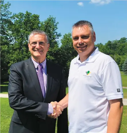  ?? PHOTO COURTOISIE ?? Le président du Circuit Canada Pro Tour, Jean Trudeau, et le maire de Victoriavi­lle, André Bellavance, ont confirmé la tenu de la Coupe Canada Sani Marc-desjardins jusqu’en 2021 au Club Victoriavi­lle.