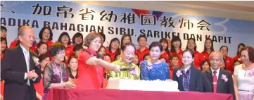  ??  ?? Pricilla (third left), Wong (fourth left), Alice (third right) and others at the associatio­n’s anniversar­y celebratio­n.