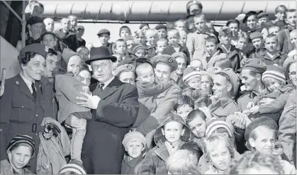  ??  ?? Prime Minister Peter Fraser and Countess Wodzicka with the Polish children.