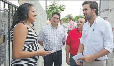  ??  ?? El diputado federal Pablo Gamboa Miner escuchó de cerca las necesidade­s de vecinos de San Pablo y San Pedro Uxmal, colonias meridanas