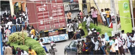  ?? Photo: NAN ?? Rowdiness at the main entrance of The Polytechni­c, Ibadan yesterday, following a disagreeme­nt between the students and the school’s management